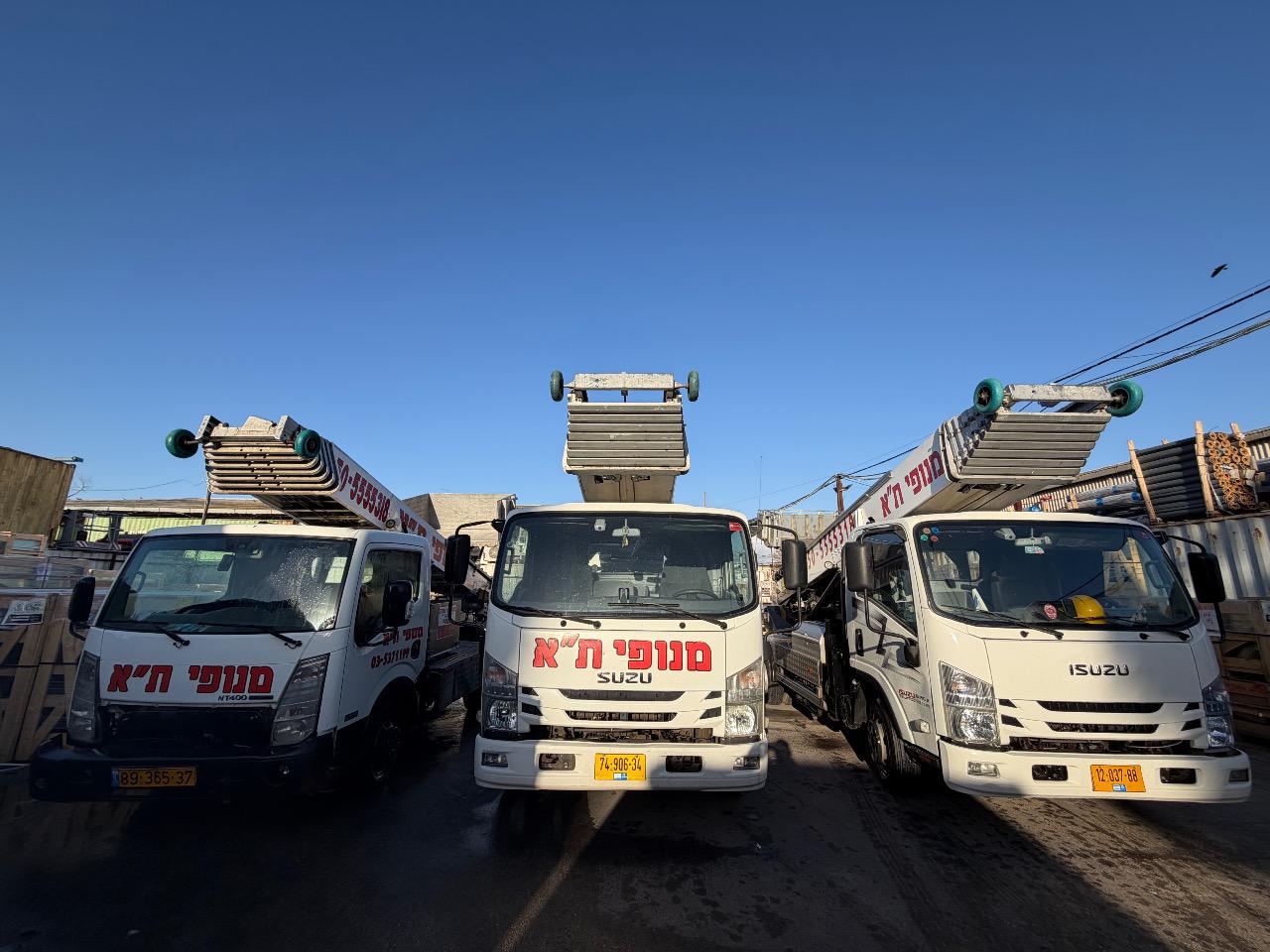 משאית מנוף של מנופי תל אביב בעבודת הרמה
